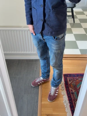 Nudie jeans  - Snygga blåa nudie jeans ! Populära modellen Grim Tim!! Storlek 31-32! Pris 550!! 