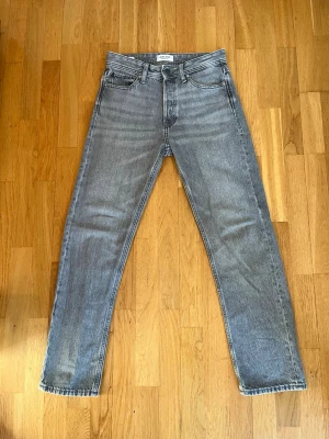 Jack and Jones jeans - Säljer nu ett par snygga gråa jeans från Jack and Jones. De är i storlek W27 L30 och modell Relaxed/Chris. De är sparsamt använda och i mycket fint skick. Vid frågor eller funderingar är det bara att höra av sig. 