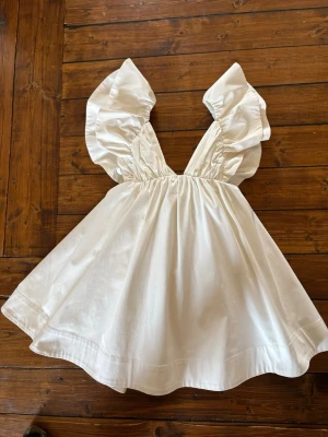 For love & lemons vit volang studentklänning - Den perfekta studentklänningen!!🩷🩷Storlek xs, endast använd en gång och har tvättats på kemtvätt efteråt, dragkedja vid sidan samt snörning i ryggen, kjolen är fodrad med tylle