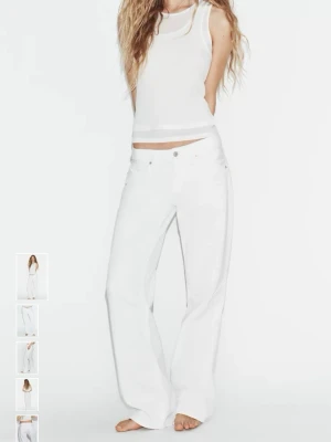 Zara jeans - Vita lågmidjade jeans från Zara! Säljer då de tyvärr är förstora, i bra skick -  små defekter se bild