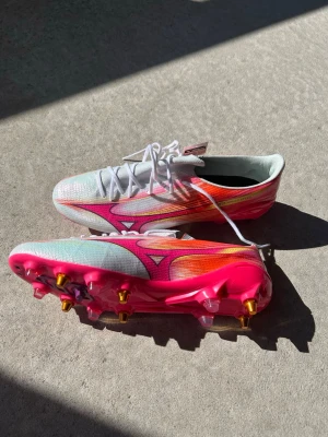 Mizuno vita  fotbollsskor - Säljer ett par feta Mizuno skor som passar perfekt inför sommaren på naturgräs. Strlk 44 men passar 45                                                         Helt oanvända då jag slutade me fotbollen och drf billiga.      Nypris: 3000 mitt pris: