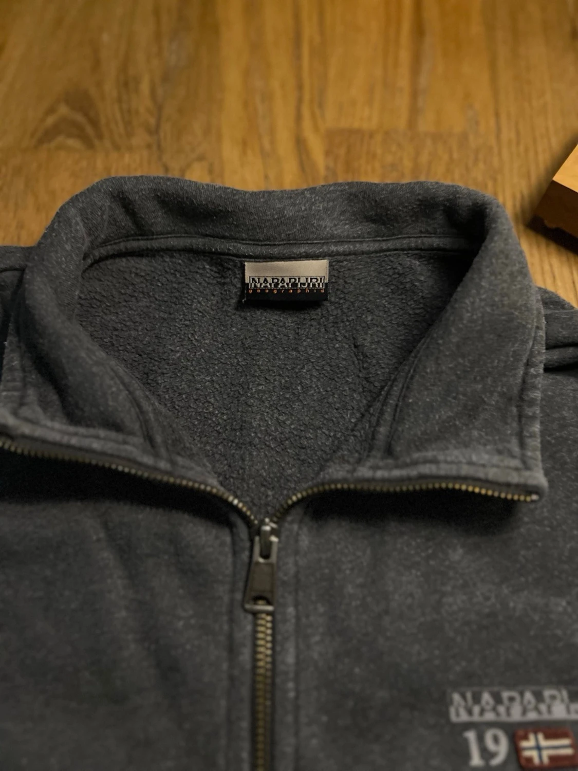 Mörkgrå ziptröja från Napapijri - 2