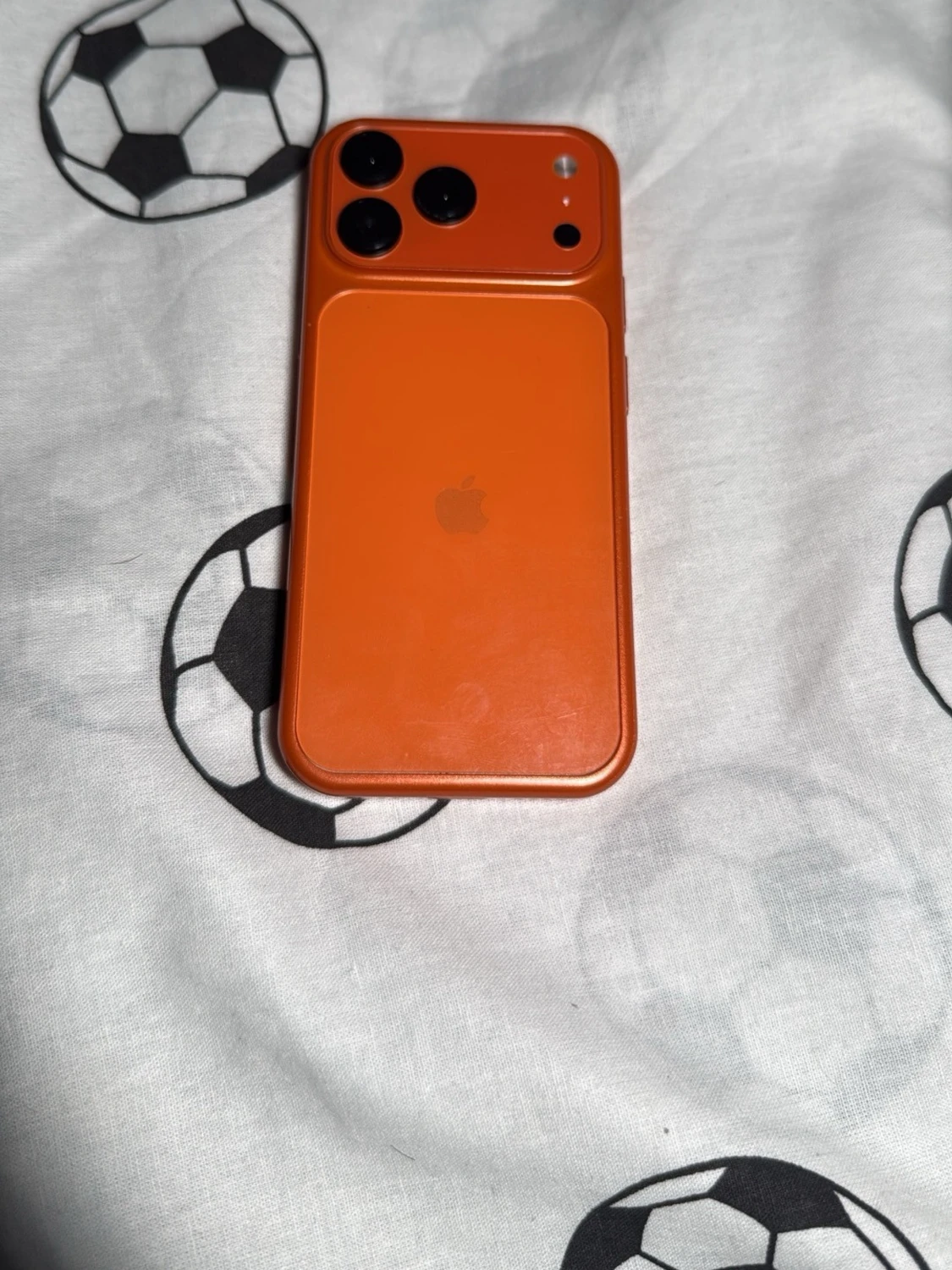 Blå,orange och vitt iPhone med trippelkamera - 1