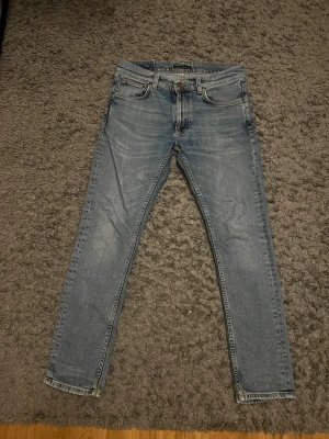  Nudie Lean Dean  - Säljer ett par snygga Nudie jeans i modell Lean Dean i storlek W30 L30! Mått finns på bilderna och hör av dig vid någon fundering. Skickar samma eller dagen efter!