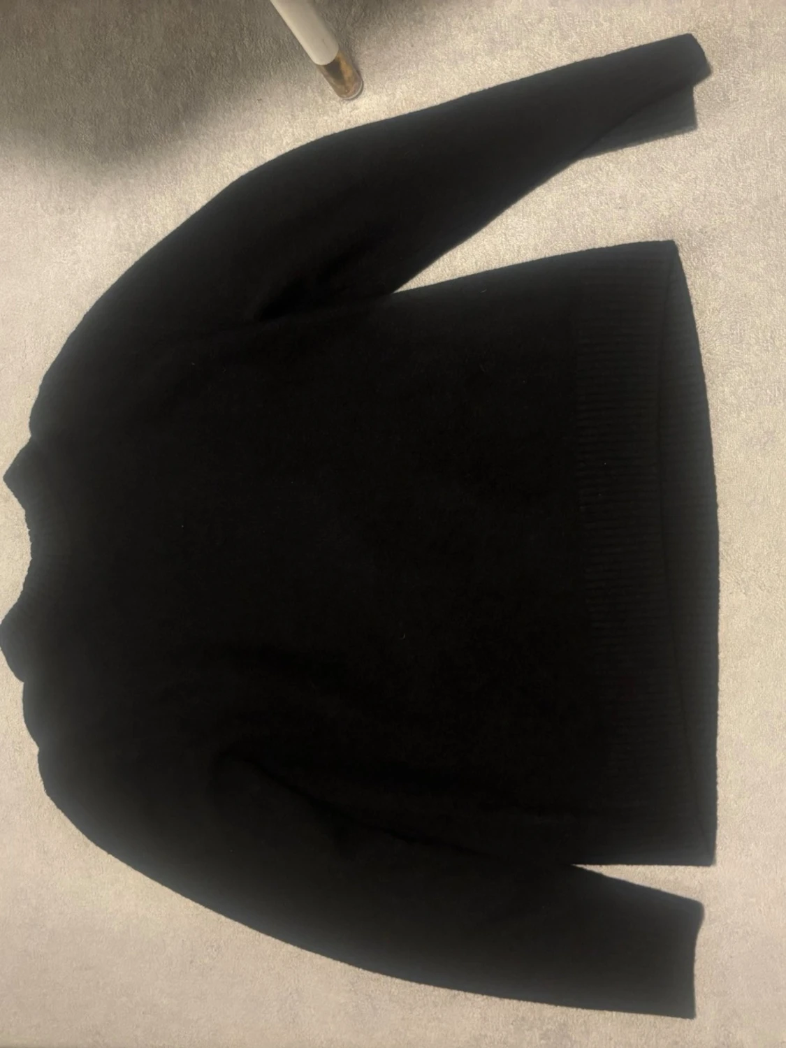 Svart stickad tröja med rund hals