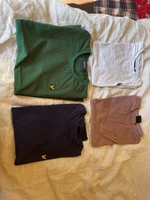 Lyle and scott T-shirts  - Säljer 4st lyle and scott T-shirts som jag köpte på bulken men som nu är för stora. Samtliga är knappt använda. 