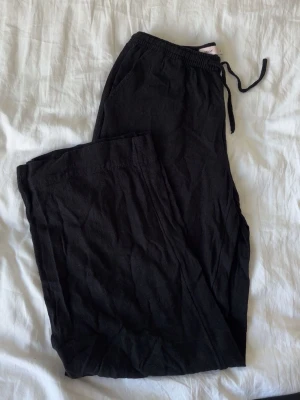 Linnebyxor svart - Ett par svarta linnebyxor (de i beige är som referens bild & är likadana som de svarta, samma passform bara 1 strl mindre) jag är 172 cm!🤍