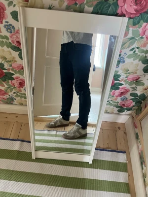 Maison margielas - Säljer ett par stilrena sneakers i vitt och beige med snygga detaljer i mocka och tyg. Skorna har klassisk låg profil och gummisula som ger skön komfort. Perfekta till jeans eller casual outfits. Levereras i originalkartong.