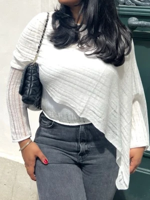 Vit asymmetrisk stickad tröja - Säljer en vit stickad tröja med asymmetrisk skärning och tunna ribbade ränder. Tröjan har lång ärm och ett lätt, luftigt material. Använd bara en gång! Köpt på zara förra året. Storlek M som passar S/M. Pris kan diskuteras vid snabb affär. 