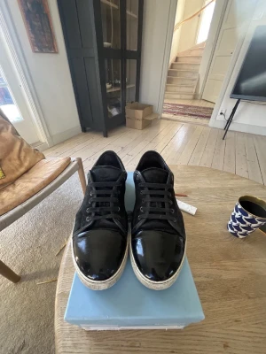Lanvin cap toe sneakers med vit sula - Lanvin captoe sneaker | Skick: 7/10 | Storlek: 45/UK11 | Nypris: 5299 | Pris: 2000 | Tillbehör: Box & Dustbag  | Hör av dig vid minsta fråga eller fundering📩