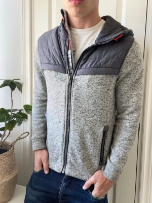 Superdry cardigan  - Superdry cardigan, Inga defekter förutom några små gul aktiga fläckar vid zippen! Modellen i bilderna är 180 cm 75 kg och bär Storlek S , Kom med frågor! 🌟 (Kan gå ned i pris vid köp av paket 😉) 