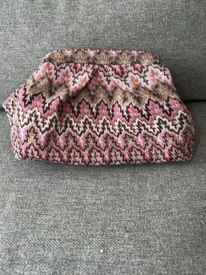 Mönstrad clutch - Fin clutchväska köpt utomlands. Liknar beck söndergaard! 🩷