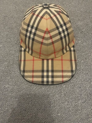 Burrbery keps - Väldigt fin keps är i väldigt bra skick. Fraktar samma dag den köps kan gå ner i priset vid snabb äffar 🤝🏽