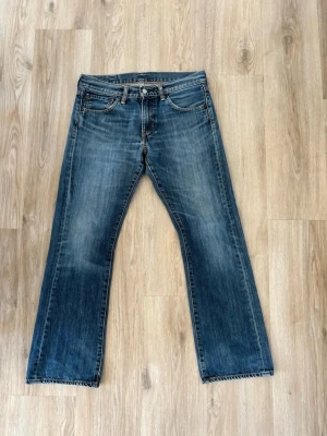 Levi’s 527 bootcut  - Skick: 9/10 | Storlek: 31/30 | Pris: 1200 | Finns en defekt som ni kan se på bild 3 men är inget som syns vid användning! | Passar längd 165-175 | Köp innan 15 fraktas samma dag 🚚📦 | Hör av er vid frågor! 🙌  Se mått nedan:  Midja: 40,5 cm  Längd: 98 cm  Benöppning: 22 cm