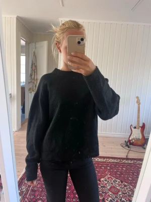 Svart stickad tröja från HM - Skön, lite noppror men fortfarande snygg.