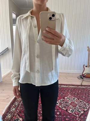 Blus från Zara - Pärl knappar och rosett i halsen. Lite genomskinlig.