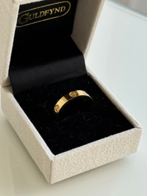 GULDPLÄTERAD RING  - Helt ny ring i guldpläterad guld, storlek 5 / 15. Box medföljer ej med. 