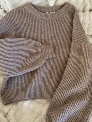 Stickad tröja  - Super fin stickad tröja. Används inte mer, den är nopprig men inte så att det syns väldigt mycket. 🤍