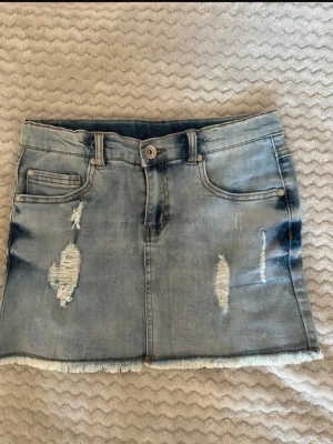 Jeans kjol. - Storlek : 158. Använts ett fåtal gånger, inga defekter på kjolen. 🩷🩷🩷