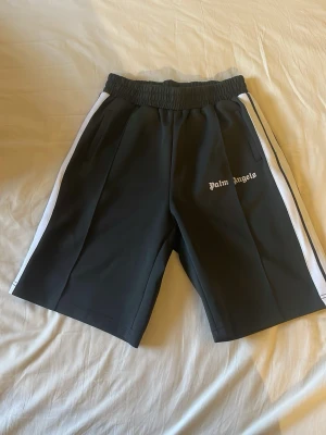 Palm angels shorts - Jag säljer ett par svarta Palm angels shorts i storlek L, använt ett par gånger men använder inte längre.