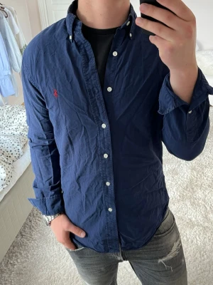 Ralph Lauren skjorta slim fit  - Ralph Lauren skjorta | Skick: 9/10 | Size - M | Nypris 1600kr mitt pris 499kr | Modellen är ca 180cm lång | Hör av dig vid minsta fråga eller fundering📩