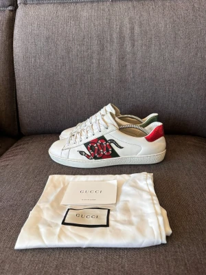 Gucci Ace Snake  - Riktigt feta Gucci ace till sommaren. Storlek uk 7,5 motsvarar 41,5 (27cm innermått). Medöljer : allt på bilden. Verifierade med vestarie collective. Skorna är i riktigt bra skick och har inga stora defekter. Hör av er vid frågor eller funderingar!🤝👌