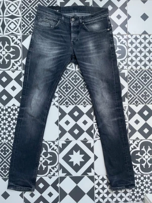 Dondup George - Dondup George jeans i 9/10 skick med riktig snygg wash o slitningar. Bara o hara av sig vid frågor MVH