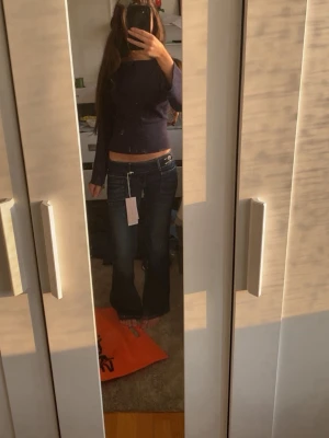 Mörkblå jeans - Säljer ett par mörkblå bootcut jeans med låg midja och klassiska fickor. 