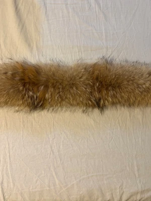 Canada goose päls - Säljer vargpäls som tillhör en del på canada goose jackans luva som hjälper till med att hålla det varmt i jackan. Pälsen kommer ifrån prärievargen. Helt ny!!!