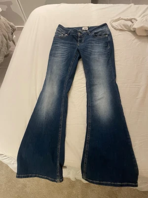 Blå utsvängda jeans från 157 - Blå utsvängda jeans från lager 157 i modellen Blaze. Storlek S i short modell