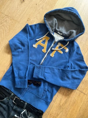 Abercrombie & fitch hoodie - Säljer denna riktigt snygga Abercrombie & fitch hoodie 🙌 Storlek: S men passar också M Skick: 9/10 🔥  💬Skriv vid frågor! 💸 Pris kan diskuteras vid snabb affär! 📦 Skickas snabbt!
