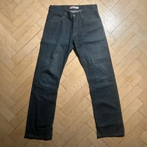 Levis 506 standard jeans - Vid köp av fler produkter erbjuds bättre pris. Skriv vid ytterligare frågor eller funderingar🤝 Storlek: 33/34. Mått: Längd 112 cm. Midja 42,5 cm.