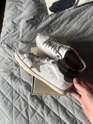 Golden Goose sneakers - Säljer nu mina snygga skor från golden goose! Storlek 43! Funkar 42-42,5🙌 Rikitgt bra skick förutom att dom har släppt lite bak på hälen men inget som påverkar utseende eller användning av skorna! Då de inte är något hål genom skon🙌 Bara att skriva vid frågor!