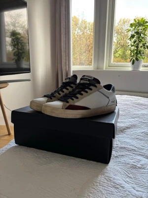 Crime London skor - Säljer dessa rikigt feta crime London skorna i storlek 42 EU🙌 Bra skick och riktigt sköna att gå i! Nypris 1900. Hör av er vid funderinga eller mer bilder mm.☑️Original Box tillkommer även! Modellen är smutsig på sulan så det är original😊