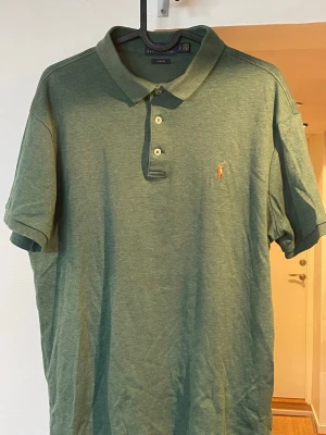 Ralph Lauren pikétröja  - En väl använd grön Ralph Lauren pikétröja i storlek L