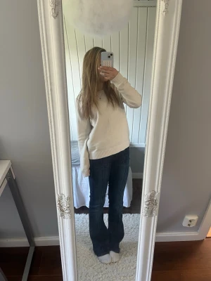 Mörkblå bootcut jeans - Säljer ett par mörkblå bootcut jeans med klassisk femficksdesign och normal midja. Jeansen har en tidlös look och är perfekta för dig som gillar en avslappnad men ändå snygg stil. Materialet är denim med lätt stretch för extra komfort.