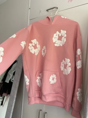 Rosa hoodie - Lite fläckar men dom är väldigt osynliga. 