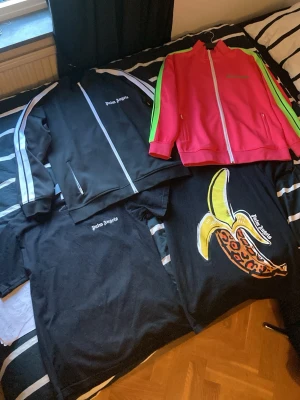 Palm Angels svart t-shirt med tryck - Perfekt bundle för sommaren. Sen rosa är i l men passar m så alla är i storlek m