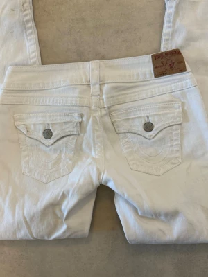 True religion Jeans White - True religion jeans, köpta på second hand. används ej. syn på användning vid benen och lite missfärgning på fickorna. kan enkelt tas bort med lite whitening tvättmedel. kan även göra det åt personen som är intresserad av att köpa💓 Jag är 155cm och har använt jeansen som ett par baggy jeans. Jeansen är insydda vid benen för att passa min längd men stygnen kan tas ut där det läggs till ca 10-15cm till längden. om du undrar om exakta mått skriv till mig💓 