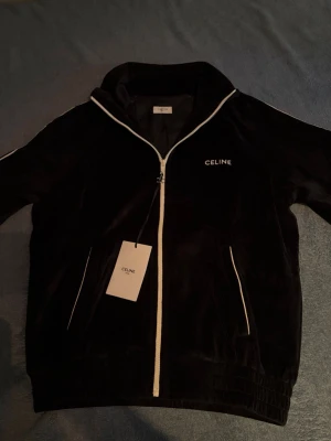 Zip hoodie - Helt ny! Endast testad, passar S. Märket ser ni på bilden, vid frågor tveka inte att skriva!