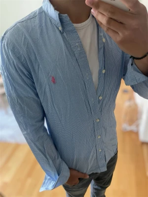 Blårutig skjorta från Polo Ralph Lauren - Bra skick skriv vid funderingar!
