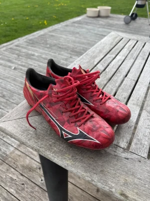 Mizuno alpha - Säljer ett par riktigt snygga och sköna mizunos eftersom jag har växt ur dom. Storlek 42. I princip inga slitningar alls och mycket bra skick. Priset är diskuterbart 🙌
