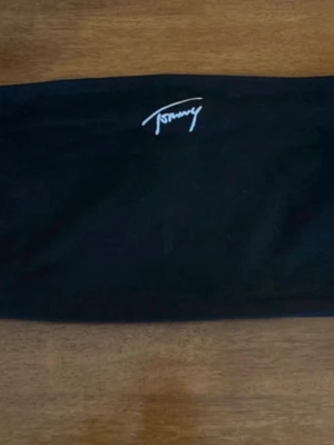 Tommy Hilfiger Jeans - Croppad top - L - Croppad top - Tommy Hilfiger Jeans - L Ny med lapp.  Ordinarie pris 350kr