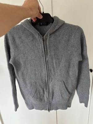 100% ull Riley hoddie herr M - Sjukt snygg jättefin elegant populär och trendig 100% ull hoddie i storlek M säljes. Utmärkt skick som ny och inga hål eller fläckar. Grym passform perfekt nu till sommaren! Pris ej hugget i sten