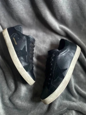 Golden Goose  - Riktigt feta Golden Goose skor!!!  Skick 9/10!!Storlek 42, passar 41-43! Skorna har använts en par gånger förra sommaren och sen dess har dem bara legat i garderoben och samla damm! Enda skadan är lite använda vid sulan. Är inte hundra på att dem är äkta men dem ser äkta ut!Hör av er vid minsta fundering! 