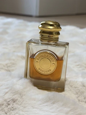 Burberry Goddess Eau de Parfum 50ml - Burberry Goddess Eau de Parfum. Perfekt för dig som gillar exklusiva dofter. Säljer då jag inte använder den längre. Den är köpt i vintras så den är inte så gammal, luktar som vanligt. 50 ml men skulle säga att där är ca 30 ml kvar🥰Pris kan diskuteras vid snabb affär 