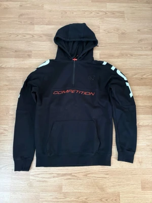 Svart Nautica Competition 1/4 Zip Hoodie - Säljer denna då den inte längre används  Märke - Nautica Competition   Storlek - S  Längd - 70cm Armhåla till armhåla - 52cm Ärmlängd - 56cm  Säljer även ett par matchande mjukisbyxor  Pris går att diskuteras