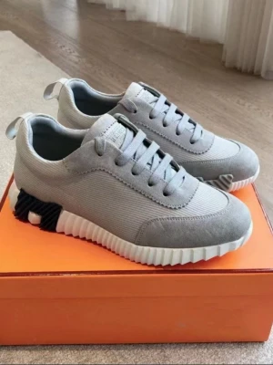 Helt nya bouncer sneakers !!!! - Ett par helt nya H bouncer sneakers i storlek 44 skorna kommer med box och annat tillbehör och är i toppkvalite! Vid frågor är det bara att skriv😀😀