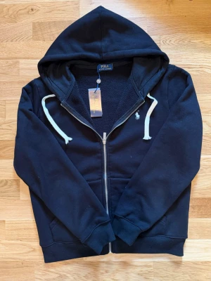 Svart polo zip - En svart polo zip som är i storlek S