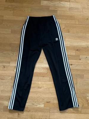 Adidas firebird track pants - Endast använda en gång! Hög eller låg midja, går att justera med knytband.